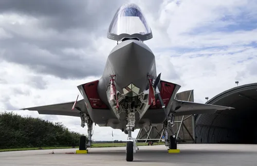 Първите бойни самолети F-16 днес кацат в Словакия