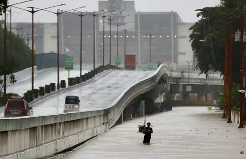 Тайфунът „Гаеми“ премина през Тайван причинявайки смъртта на двама души