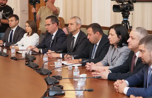 Започнаха разговорите между ИТН и "Възраждане" за третия мандат - СНИМКИ-ВИДЕО