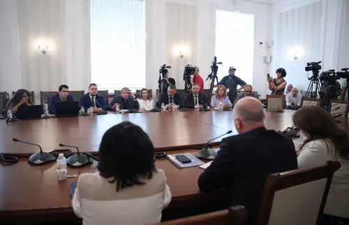 Започна срещата между ИТН и ГЕРБ-СДС за третия мандат - СНИМКИ - ВИДЕО