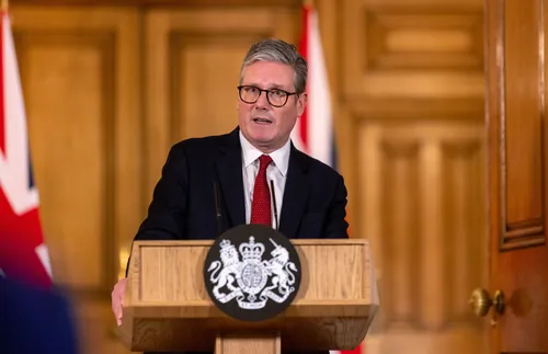 Стармър обеща бързи санкции във връзка с крайнодесните протести - подробности