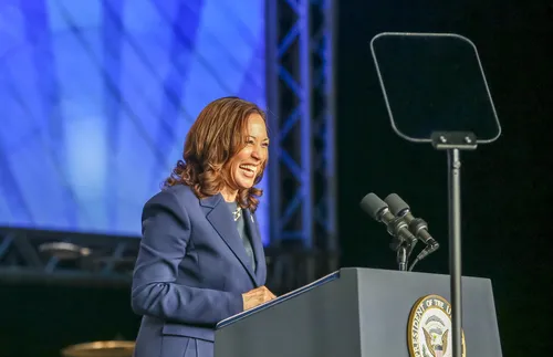 Харис се гордее, че е избрала Уолц за свой вицепрезидент