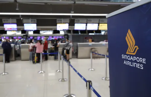 Димящ самолет на Singapore Airlines затвори писта на летището в Токио