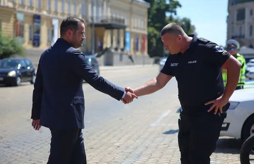 Покрепа в обедната почивка: Полицаи застанаха зад Калин Стоянов, БОЕЦ възрази - СНИМКИ - ВИДЕО