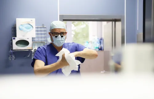 Лекарите в България получават двойно по-големи заплати от колегите им в Сърбия