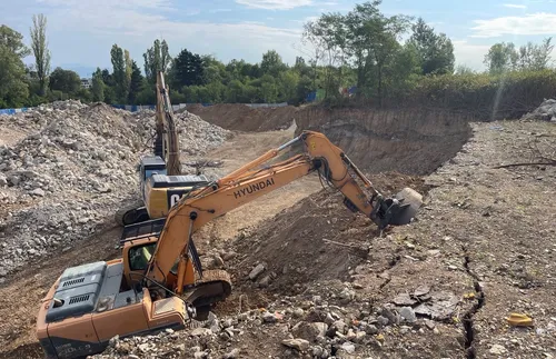 Приключва премахването на старите сгради от терена на детската болница - СНИМКИ