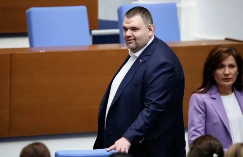 Делян Пеевски: Президентът Радев бави служебния кабинет, защото харчи откраднатия кеш на море - ВИДЕО