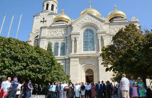 Варна гордо вдигна флага за празника на града - СНИМКИ