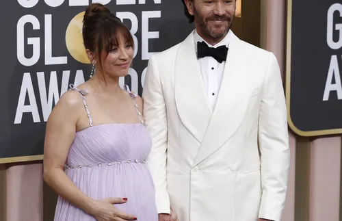 Звездата от „Теория за големия взрив“ Кейли Куоко се сгоди