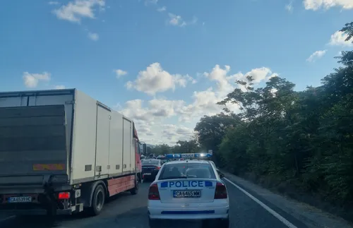 Шофьорът на БМВ, обърнал се по таван край Несебър, е с опасност за живота - подробности - СНИМКИ - ВИДЕО