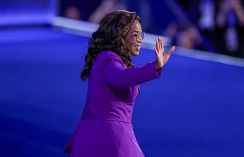 Опра призова американците да изберат истината в изненадваща реч на демократическата конвенция - СНИМКИ