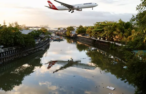 Полет на Qantas летя 16 часа с дупка в крилото