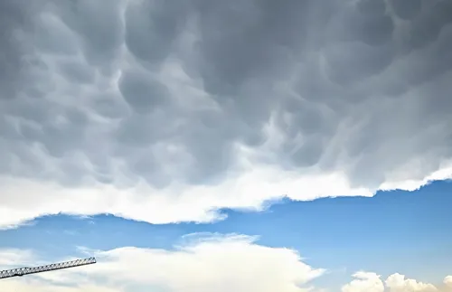 Леко захлаждане и краткотрайни валежи днес