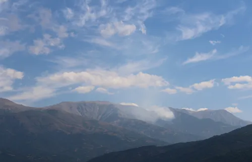 Гасенето на пожара в Рила продължава на ръка