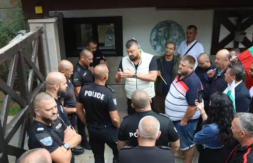 Николай Бареков се появи пред сараите на Доган, поиска да влезе - подробности - СНИМКИ - ВИДЕО