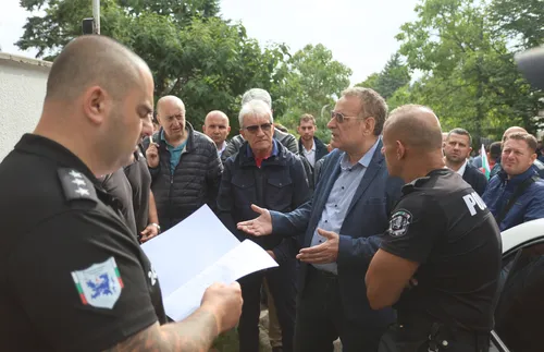 Шефът СДВР Любомир Николов пристигна пред сараите на Доган в „Бояна“ - СНИМКИ - ВИДЕО