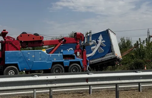 Авариен камион изтегли излязъл от платното ТИР на магистрала "Тракия" - СНИМКИ