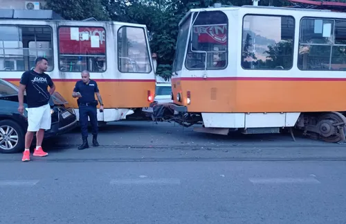 Трамвай дерайлира след зверска катастрофа с кола в "Княжево" в София - СНИМКИ