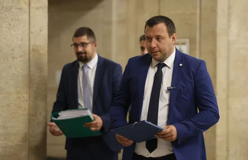 „Възраждане“ се регистрира в ЦИК за изборите на 27 октомври - СНИМКИ - ВИДЕО