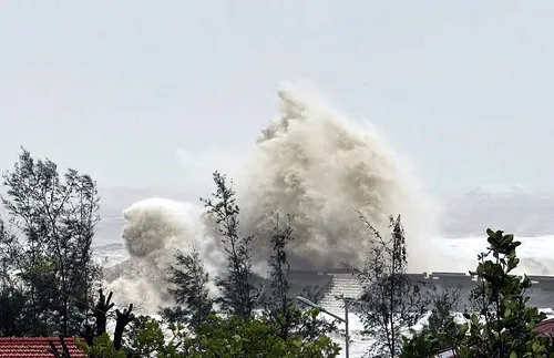 Виетнам се бори с тежки наводнения след смъртоносния тайфун Яги