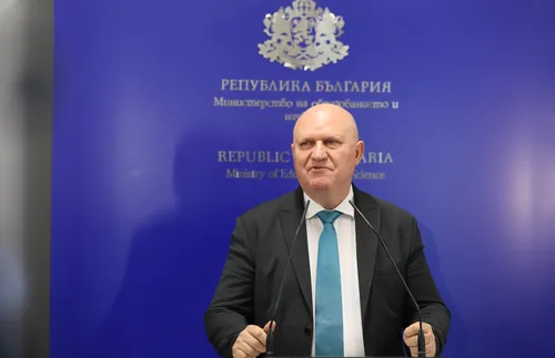 Цоков: Над 50% от учениците се разсейват с телефоните си в час