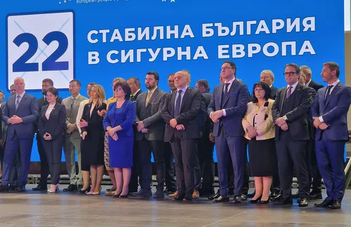 Томислав Дончев и Румен Христов внесоха 9999 подписа в ЦИК за регистрацията на ГЕРБ-СДС за изборите - СНИМКИ - ВИДЕО