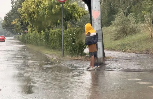 Буря във Варна наводни района около Автогарата и стол на училище, имаше блокирани коли и паднали клони