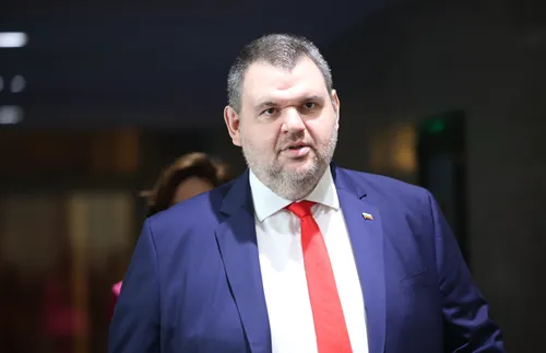 Пеевски: Командващият ВВС ген. Петров и шефът на авиобаза Граф Игнатиево ген. Русев да подадат оставка