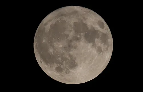 Суперлуна и лунно затъмнение зарадваха любителите на звездите