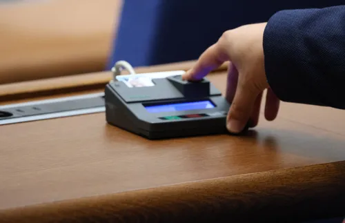 Депутатите не приеха законопроекта за референдумите - СНИМКИ