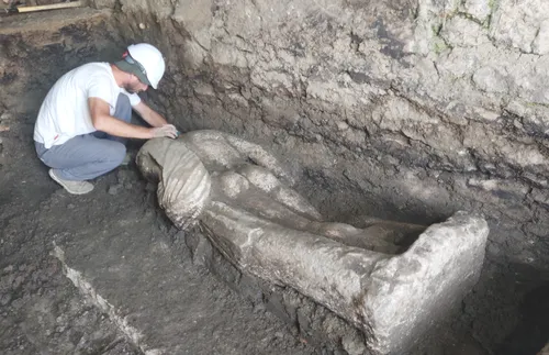 Втората статуя от Хераклея Синтика е изваяна в сходен иконографски стил като първата, но няма глава - подробности - СНИМКИ