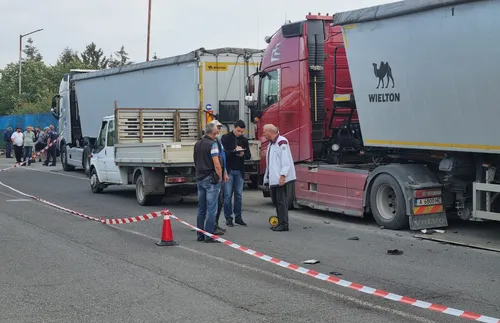 Двама пешеходци загинаха в Бургас, премазани от два камиона - подробности - СНИМКИ