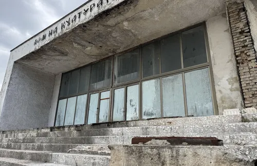 Изоставен Културен дом се разпада във Варна – СНИМКИ