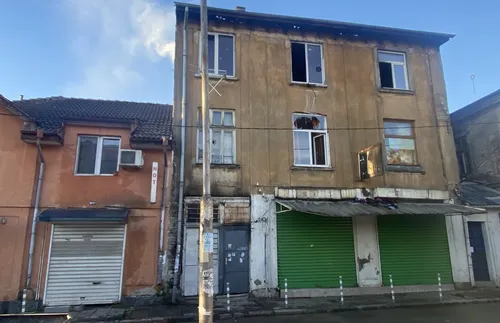 Още дими къщата, която пламна при пожар в центъра на София. Една жена е в болница - СНИМКИ