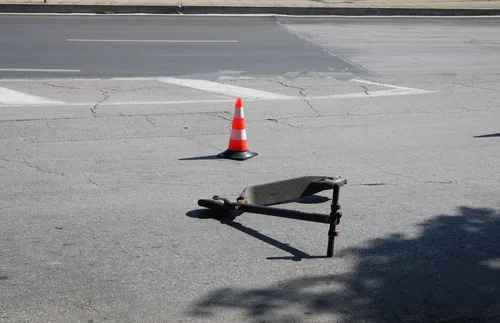 Млад мъж загина след удар в стълб с тротинетка