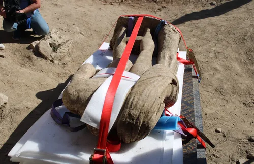 Бавно и прецизно: Вдигат втората статуя от Хераклея Синтика - СНИМКИ