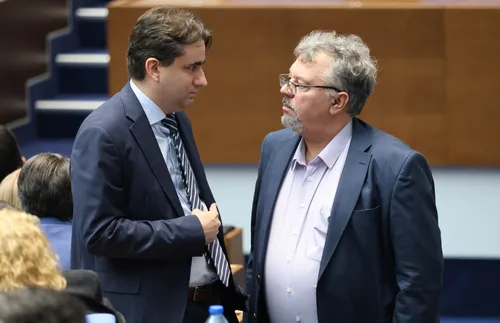 Между депутати от "Възраждане" и "Демократична България" текат сблъсъци и обиди в парламента