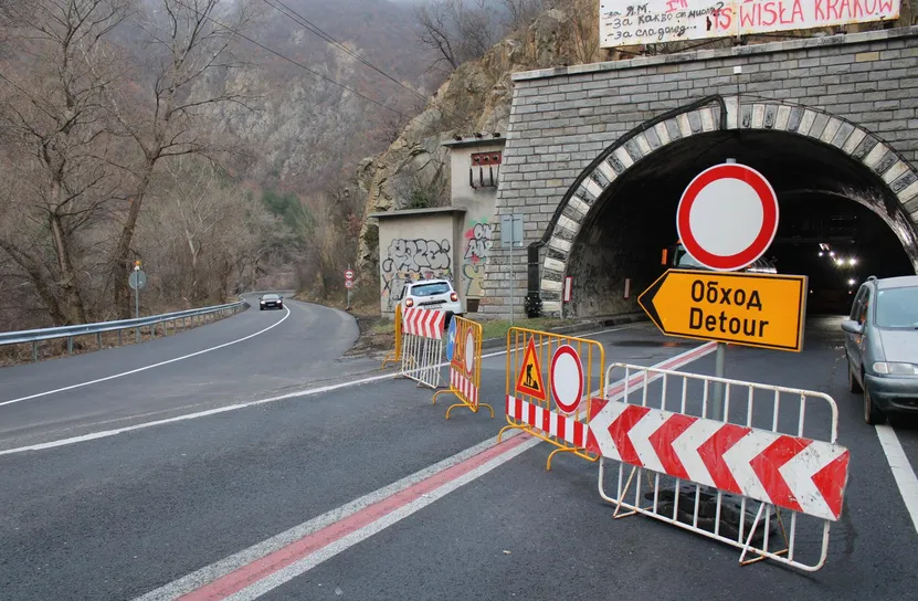 Започна подмяна на осветлението в тунел „Кривия“ – затварят го за движение