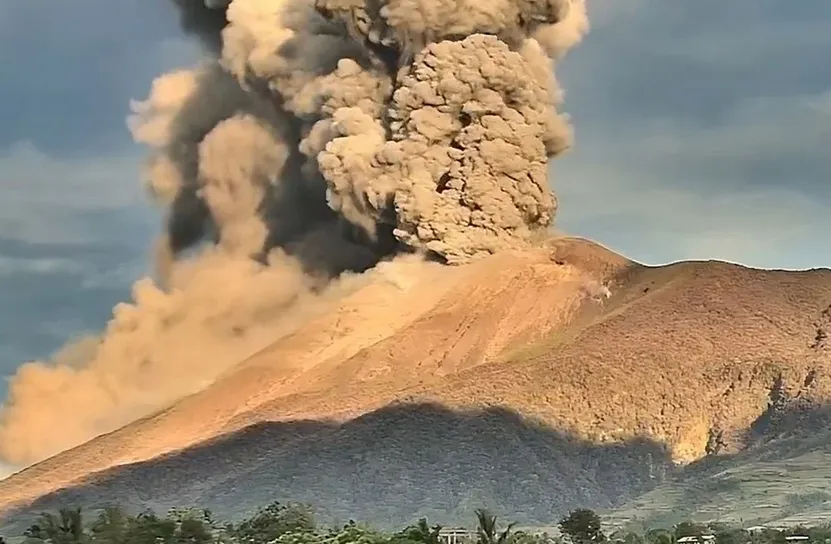 Вулкан във Филипините изпрати пепел на стотици километри във въздуха