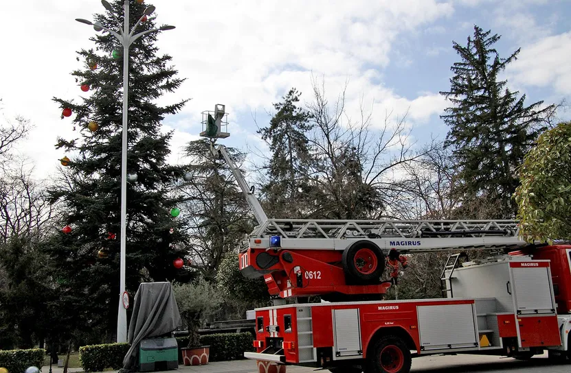 Пожарникари спасиха работници, останали в капан на вишка по време на свалянето на коледната украса в Пловдив
