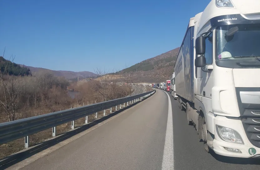 Ремонт блокира напълно магистрала "Струма" в посока Кулата