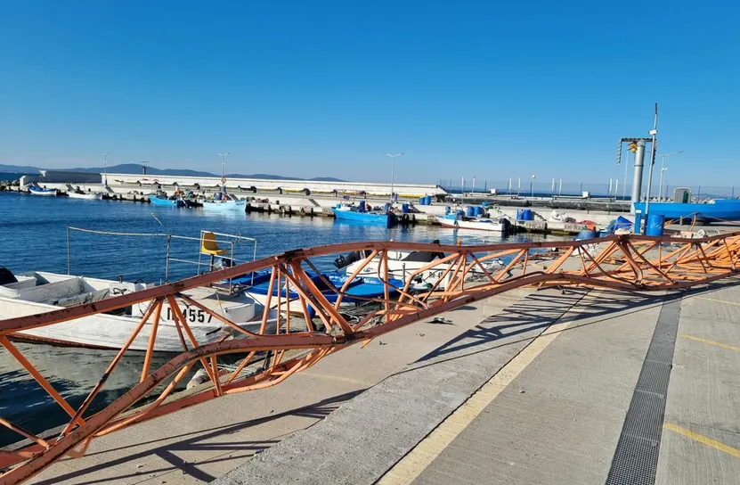 Буря събори строителен кран върху рибарското пристанище в Поморие