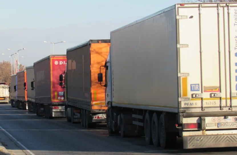 Дълга опашка от камиони на международното шосе в Русе след отварянето на Дунав мост