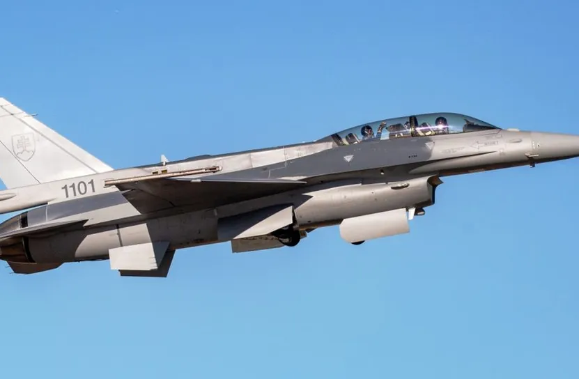  Първият изтребител F-16 BLOCK 70 пристигна в България