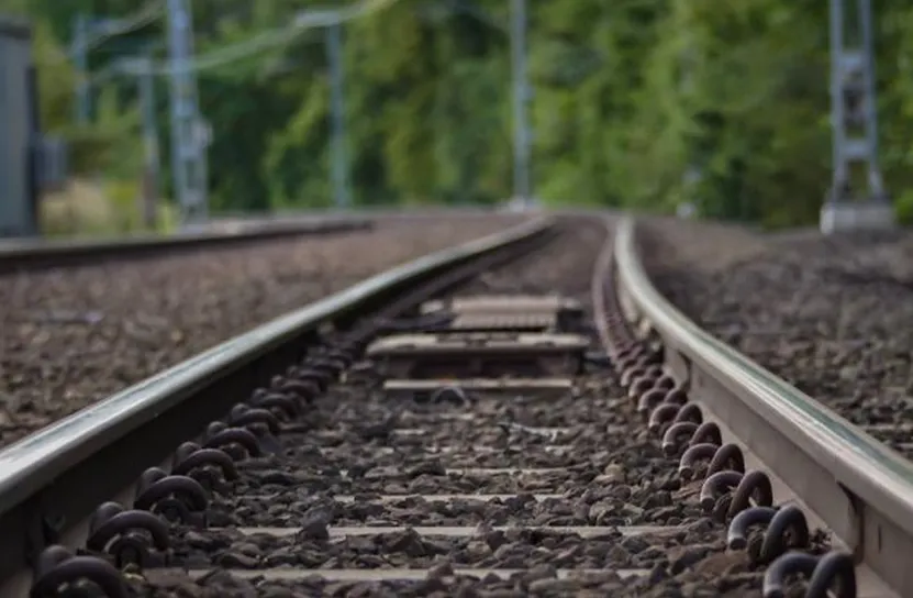 Влак удари каруца край Нова Загора, мъж е в тежко състояние