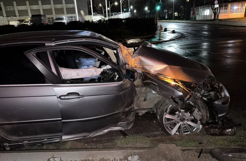 Катастрофа с BMW в София: 22-годишен шофьор се размина по чудо без наранявания