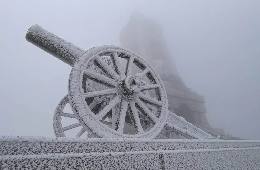 Сняг вали в прохода Шипка, пътищата се обработват