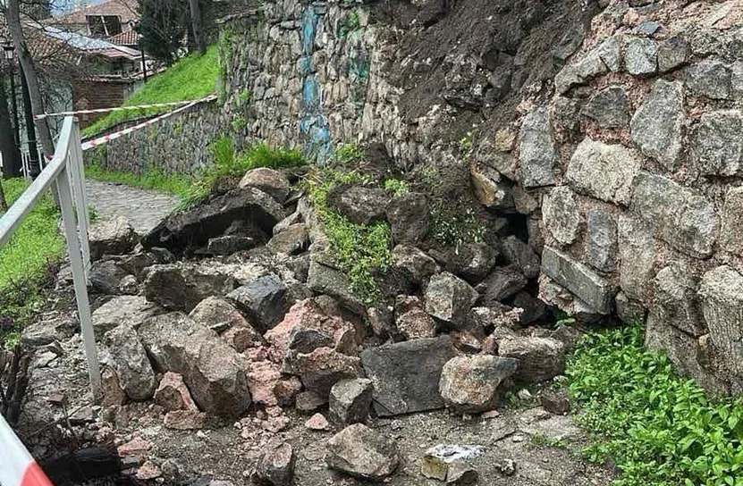 Част от подпорна стена на Небет тепе в Пловдив се срути