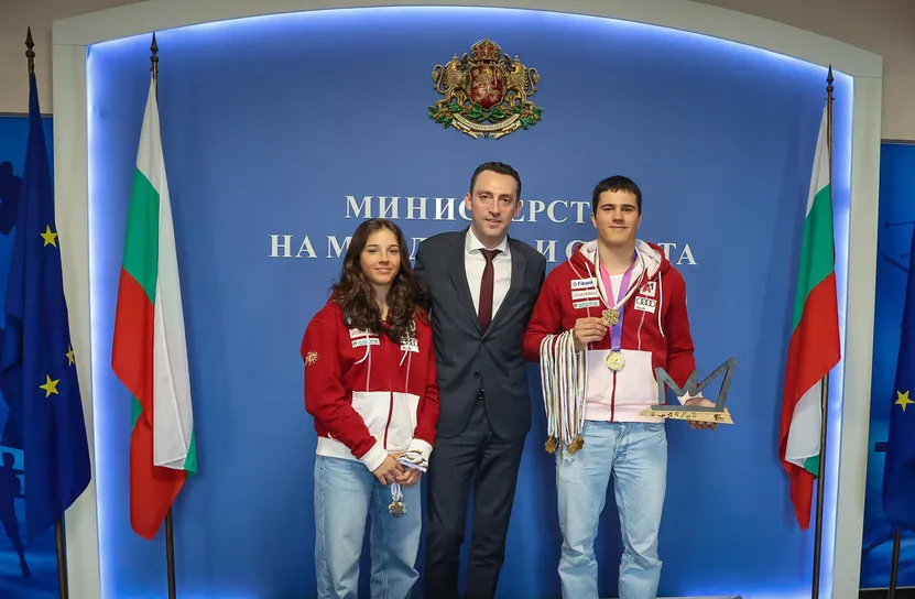 Министър Пешев награди сноубордистите Тервел и Малена Замфирови за успехите им