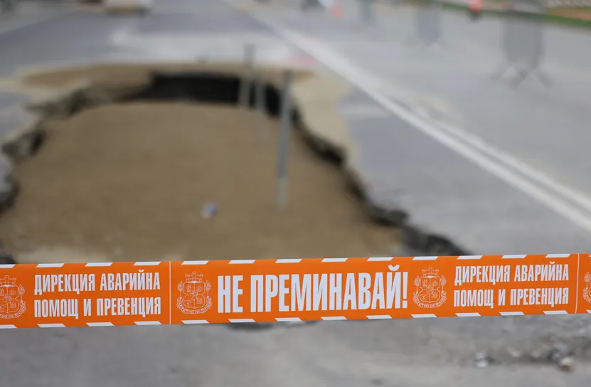 Дупката на локалното на бул. "Цариградско шосе" достигна 10 метра